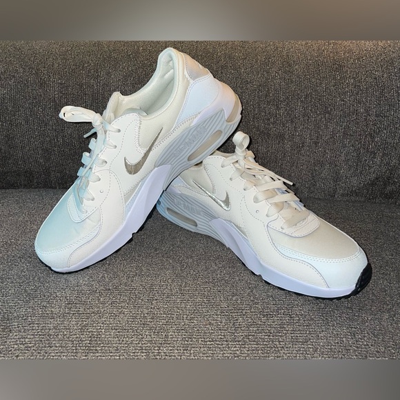 New Women’s Size 9 Nike Air Max Excee Shoes